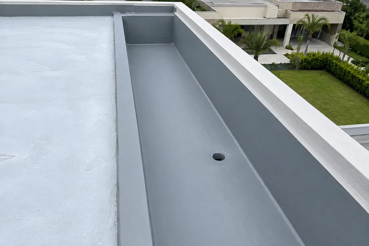 Calha de concreto impermeabilizada com acabamento uniforme